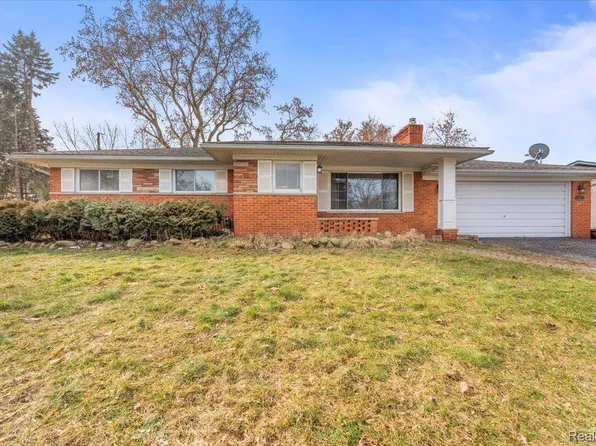 450 Maplegrove Dr, Highland, MI 48356