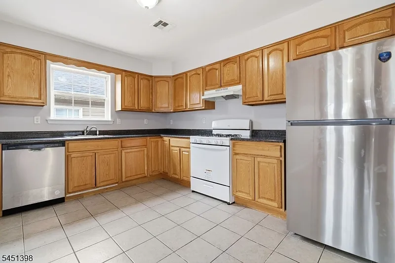 3 bed, 2.0 bath, $2,800 — Photo 4