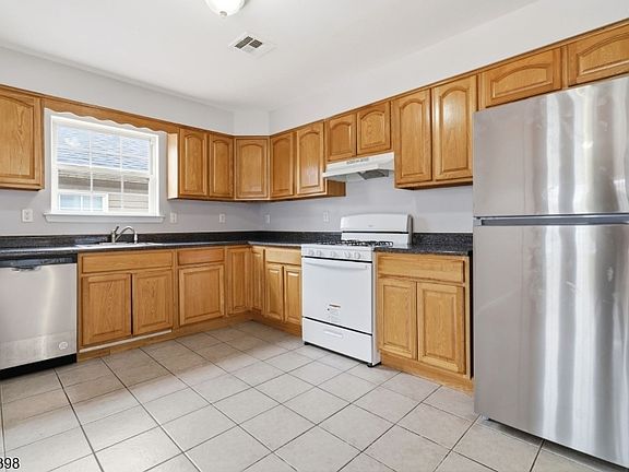 4th image of 83 Farley Ave