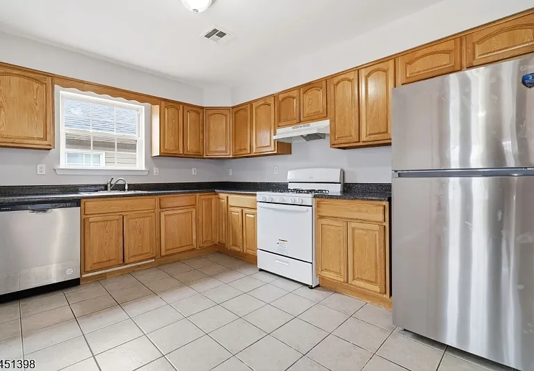 83 Farley Ave — Photo 4