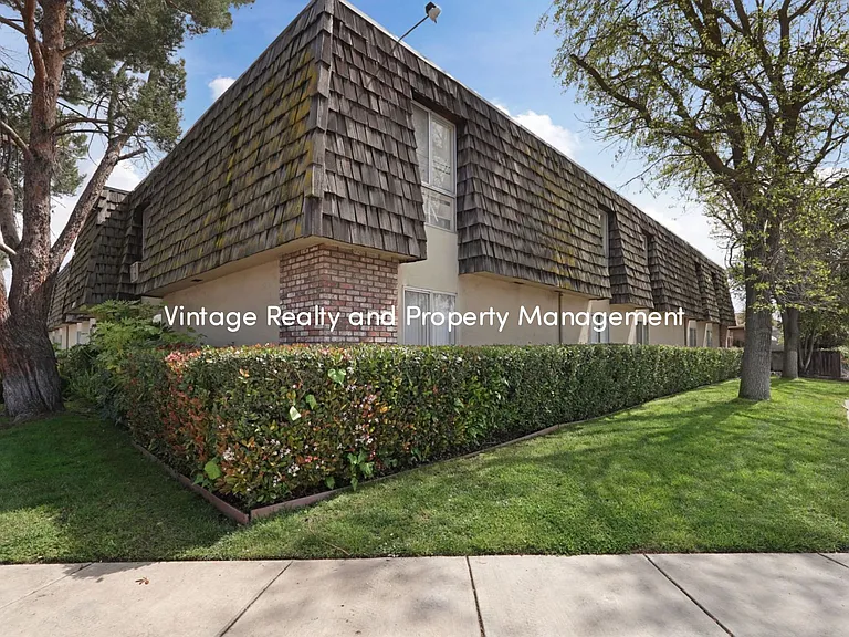 110 E Grove St — Photo 1
