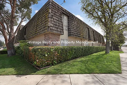 110 E Grove St Photo 1