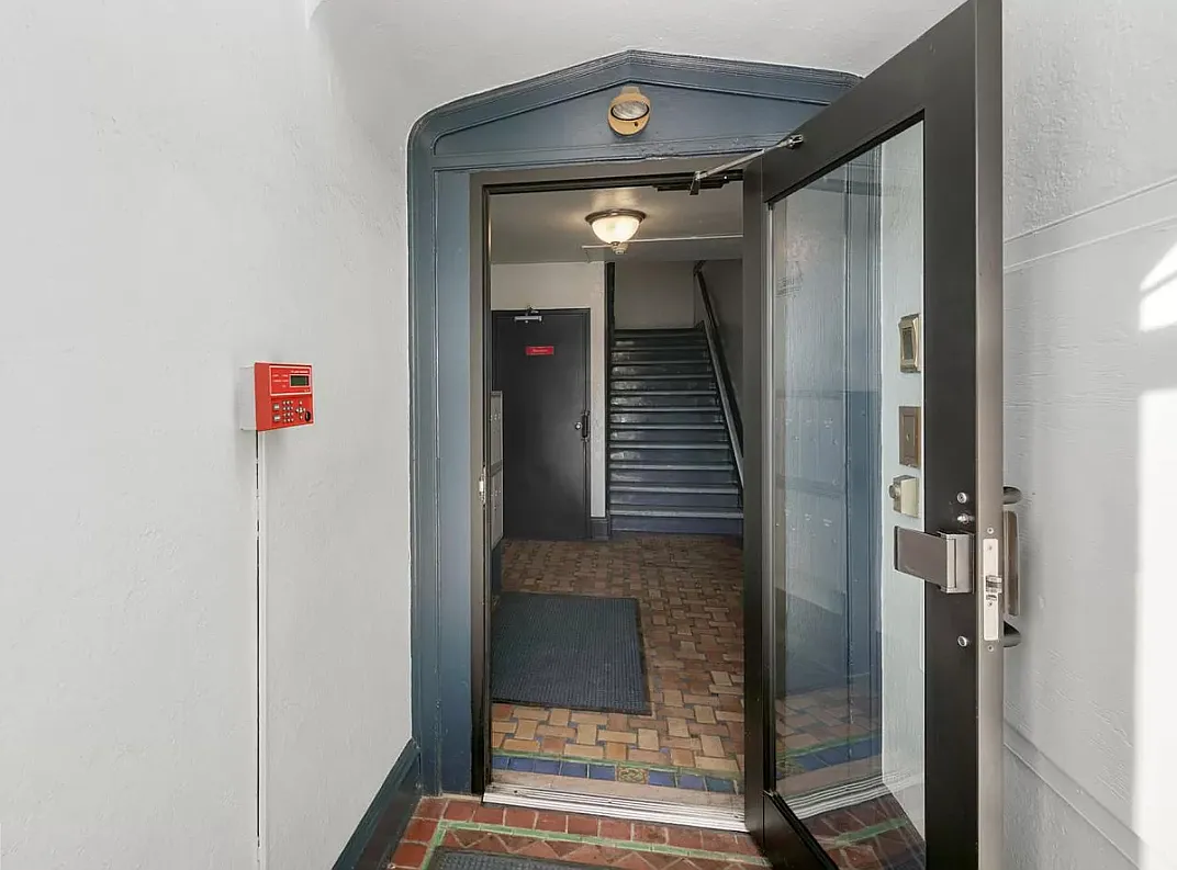 Studio, 380 sqft, $1,050 — Photo 2