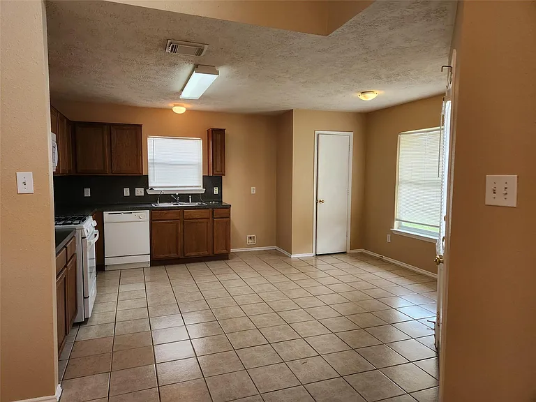 7346 Cypress Prairie Dr — Photo 3