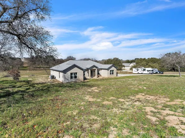 254 Broken Arrow, Floresville, TX 78114