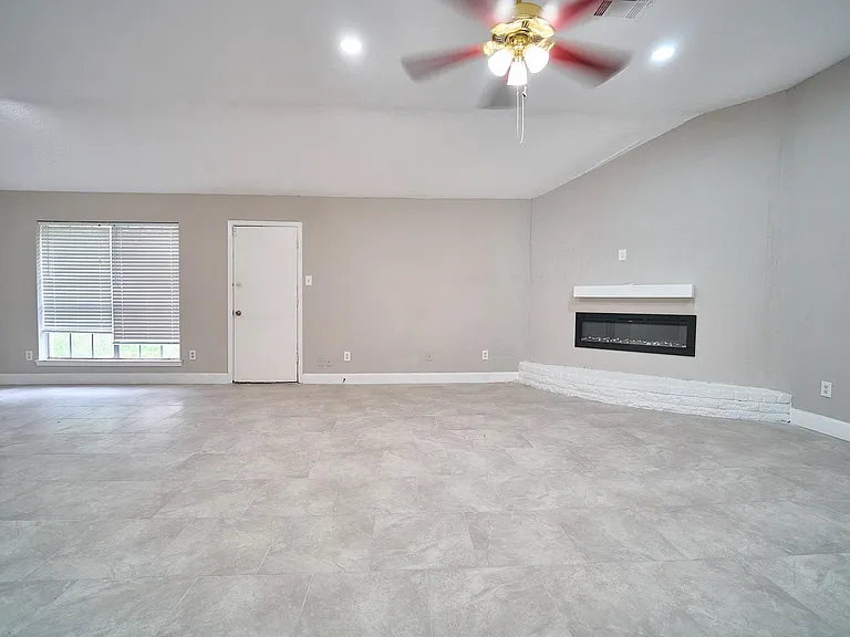 923 Kenforest Dr — Photo 4