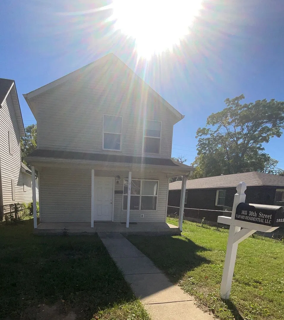 3 bedroom 1.5 bathroom Single Home — Photo 1