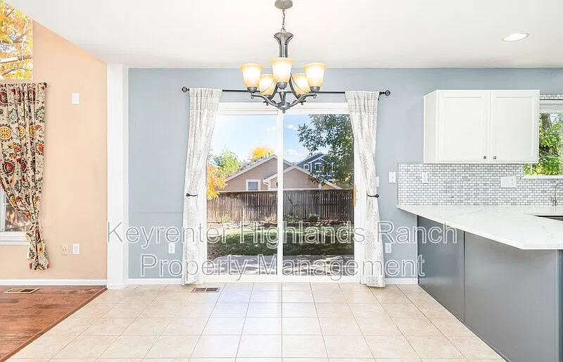 5 bed, 4.0 bath, 2320 sqft, $3,700 — Photo 4