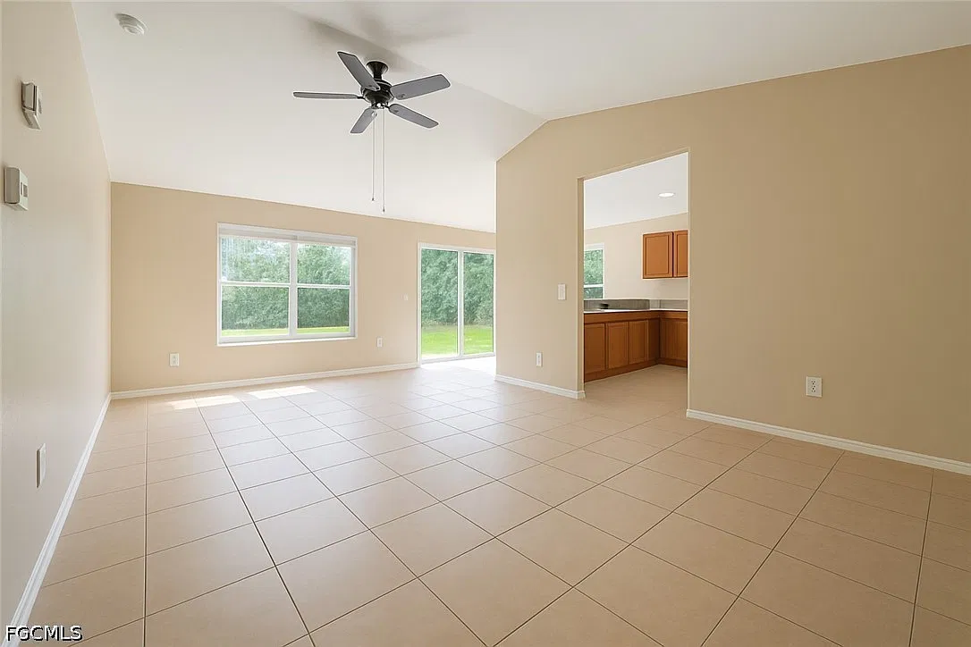 3 bed, 2.0 bath, 1221 sqft, $1,395 — Photo 2