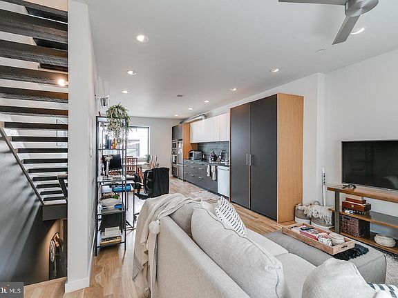 5th image of 1308 N Hope St #B