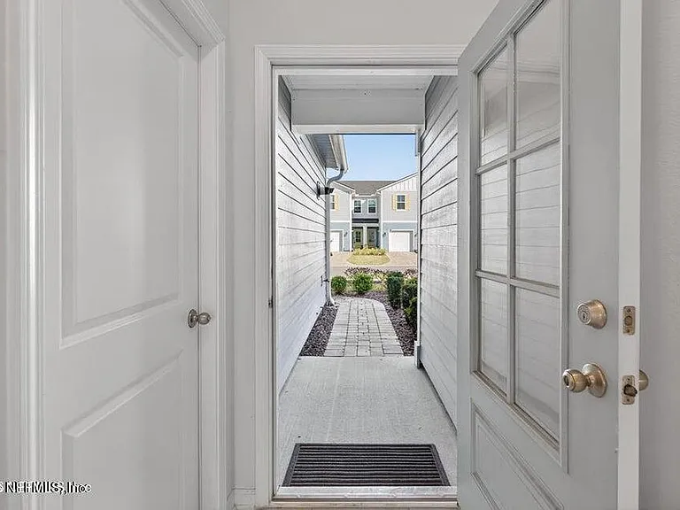 260 Brandon Lakes Dr — Photo 10