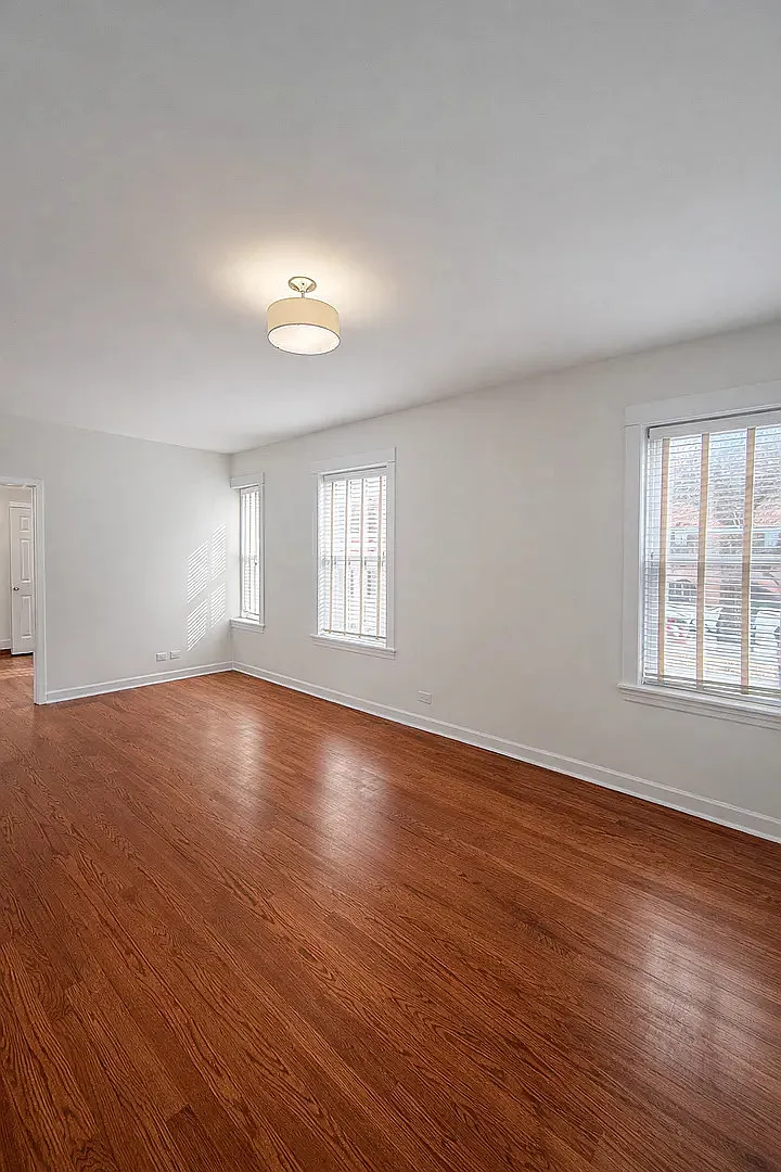 Building Photo - 4303 N Sawyer Ave #1R