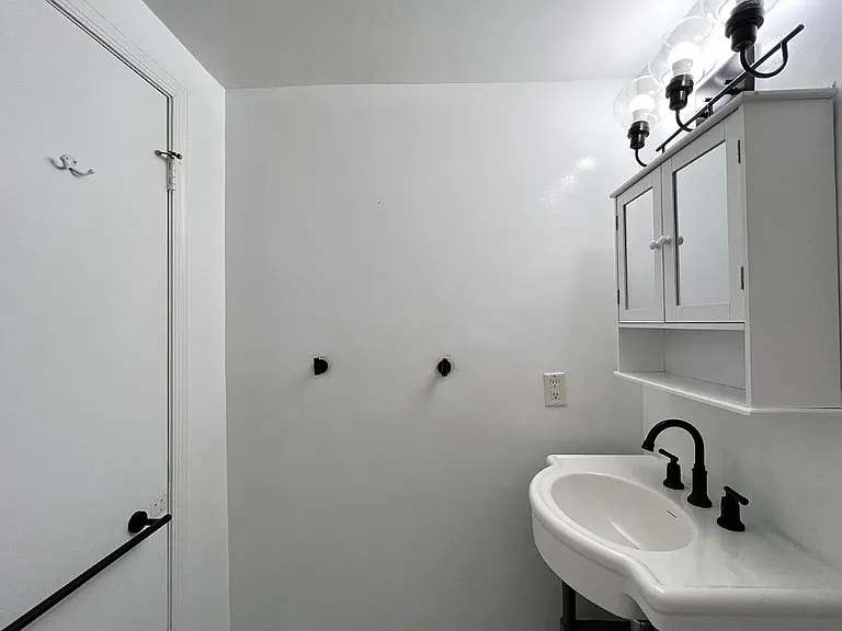903 1/2 C St NE #B — Photo 9