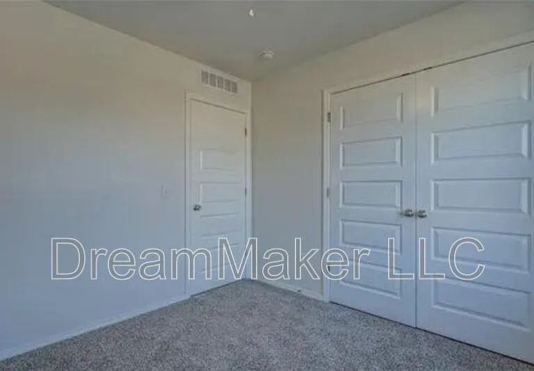 2405 S 28th Ter — Photo 24
