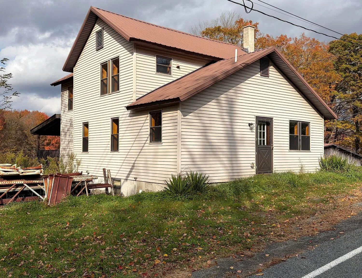 3 bed, 2.0 bath, 2400 sqft, $2,000 — Photo 1