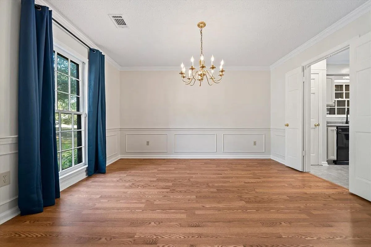4 bed, 3.5 bath, 3200 sqft, $2,800 — Photo 4