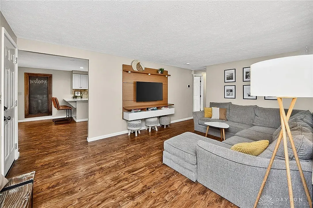 3 bed, 1301 sqft, $2,100 — Photo 3