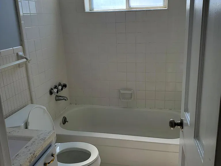 Upstairs full bathroom