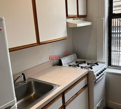 5th image of 725 9th Ave APT 1b