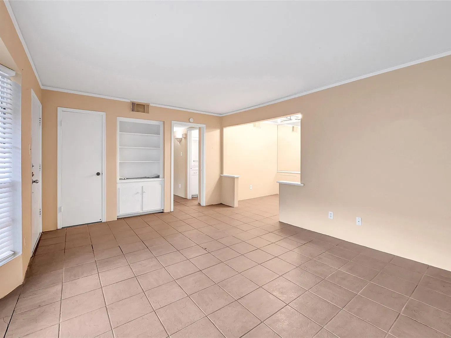 2 bed, 1.0 bath, 888 sqft, $1,495 — Photo 2