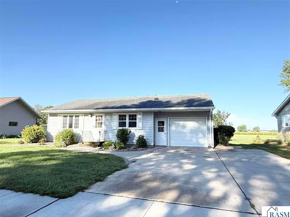 460 N Park Ave, Le Center, MN 56057