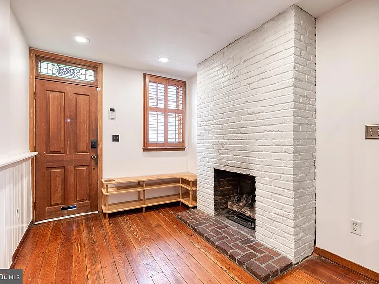 223 E Churchill St — Photo 5