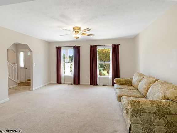 5th image of 372 Evergreen Dr