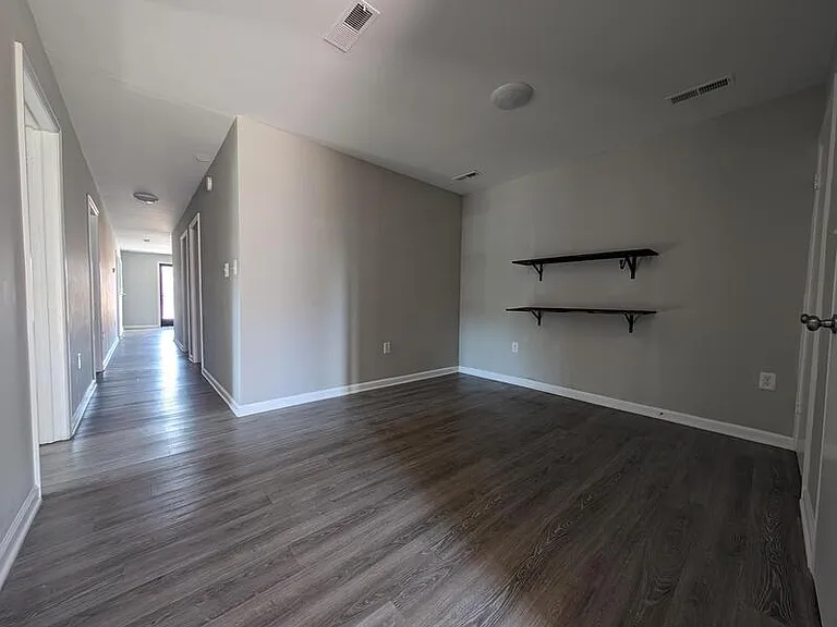 610 S Market St — Photo 4