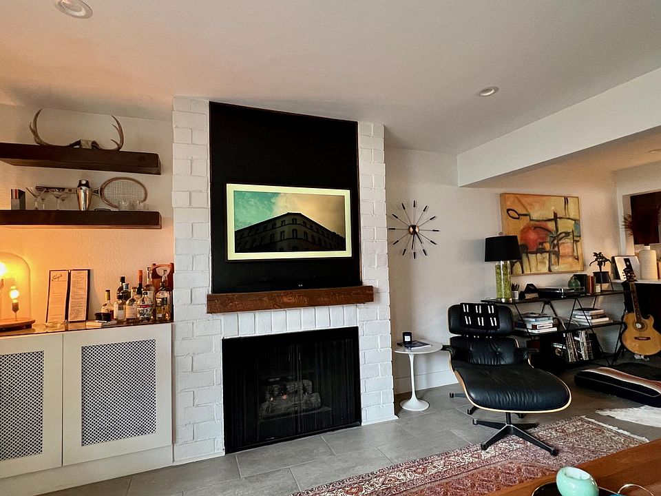 Living Room / Built In Bar / Fireplace