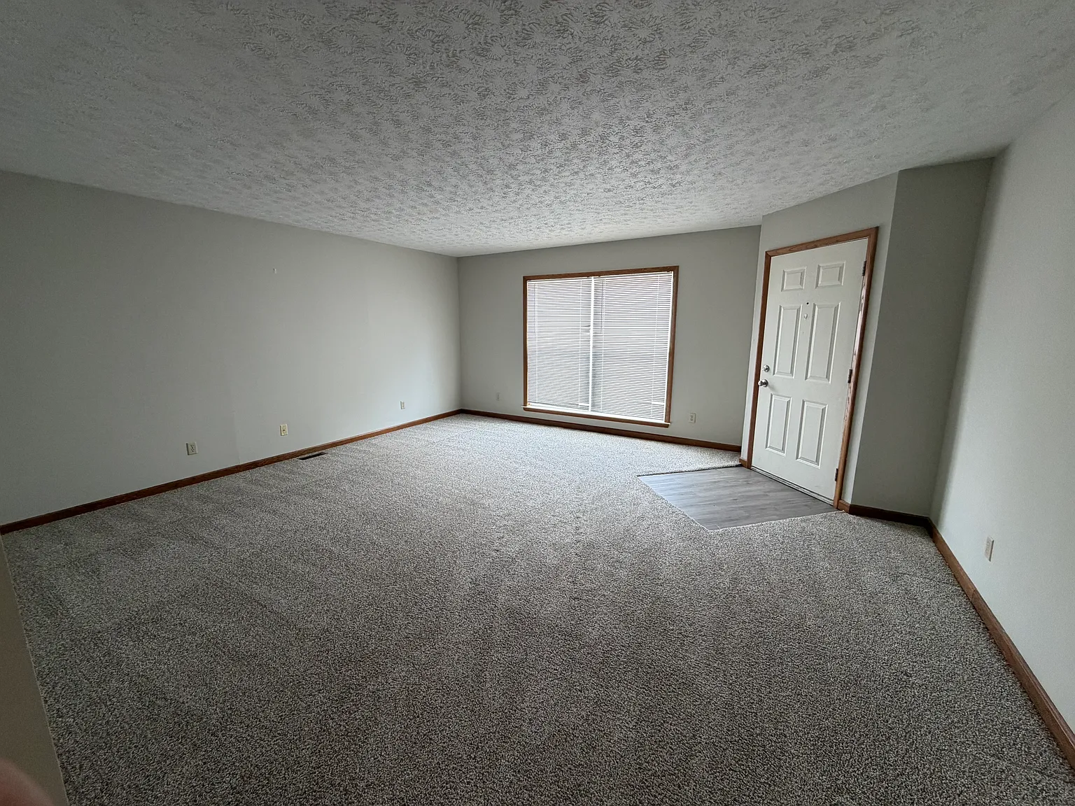 3 bed, 3.5 bath, 3000 sqft, $1,995 — Photo 3