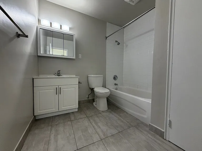 1051 Seneca Ave — Photo 25
