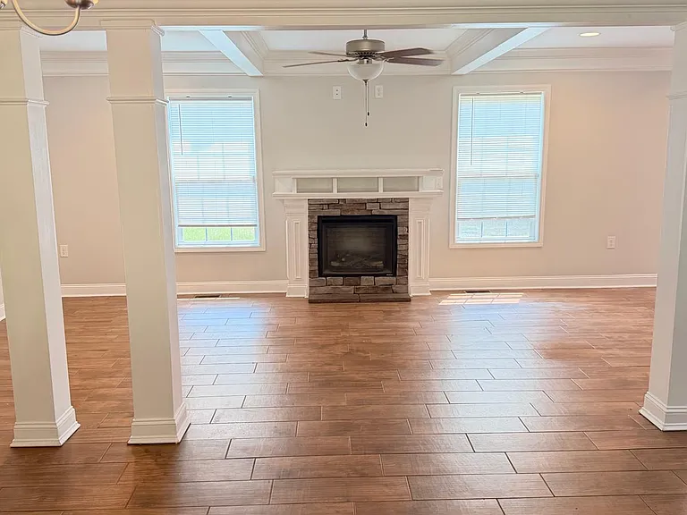 406 Vanguard St — Photo 2