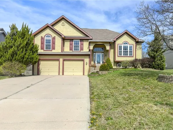 712 Rock Creek Dr, Lansing, KS 66043