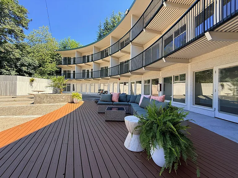 Crescent Apartments — Photo 3