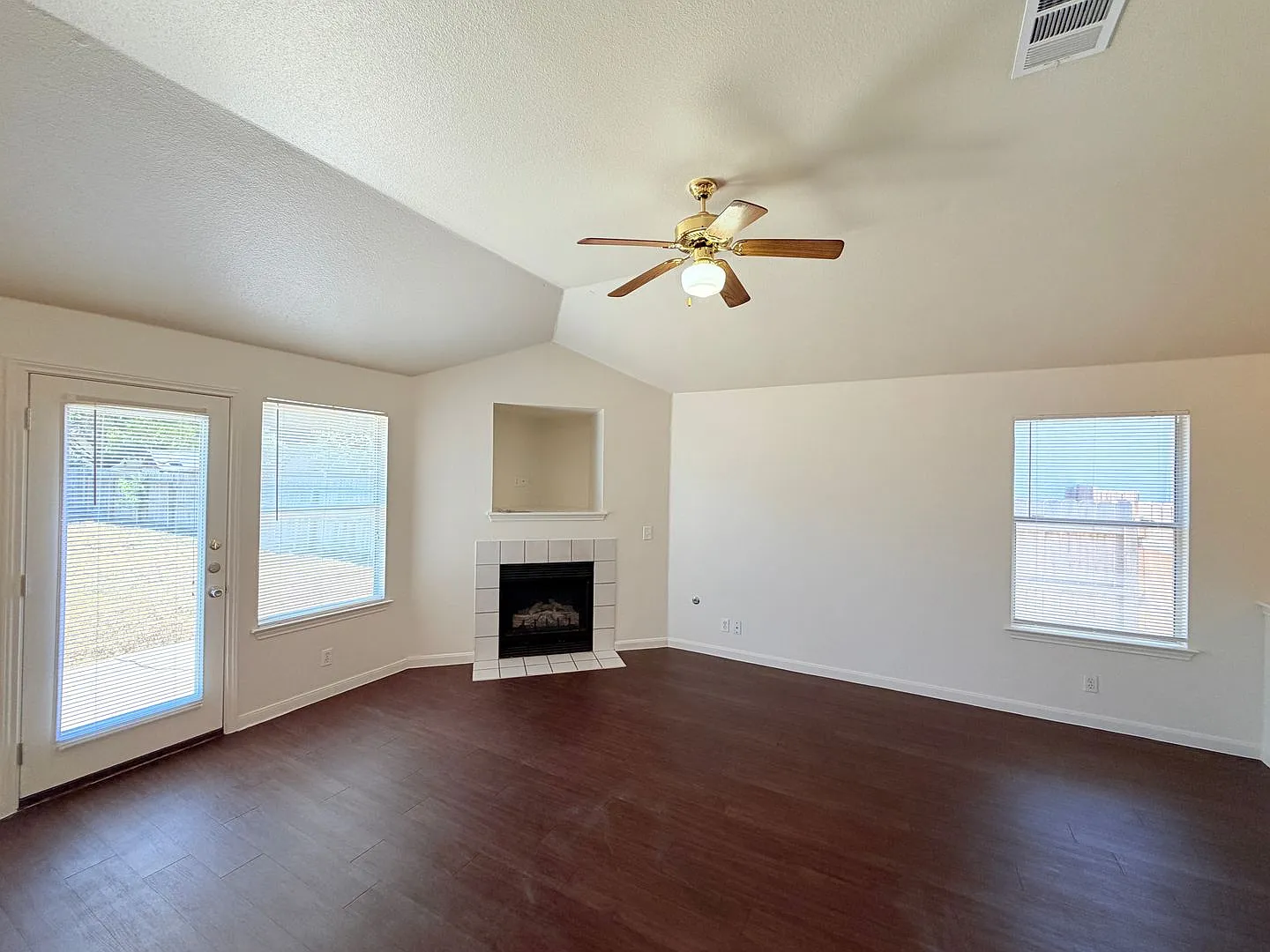 4 Bedroom Home - Spacious Interior - Large Yard — Photo 3