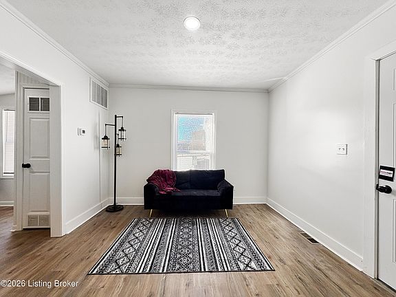 5th image of 1118 W Whitney Ave