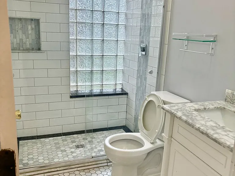 118 E Oak St — Photo 2