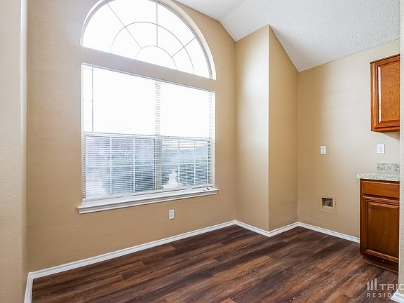 4th image of 311 Meadowglen Dr