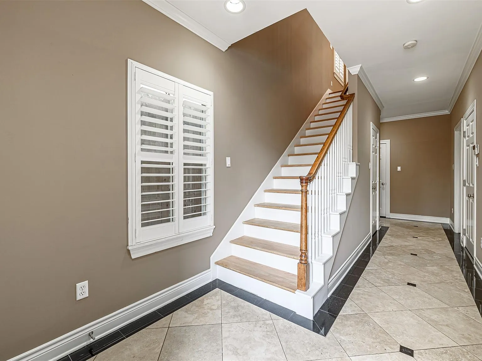 3 bed, 3.5 bath, 2452 sqft, $3,200 — Photo 3