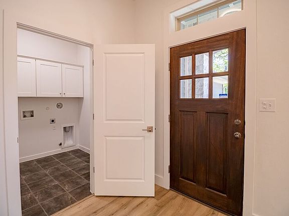 4th image of 1100 Karen Ave