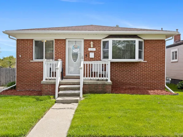 221 Emmons Blvd, Wyandotte, MI 48192