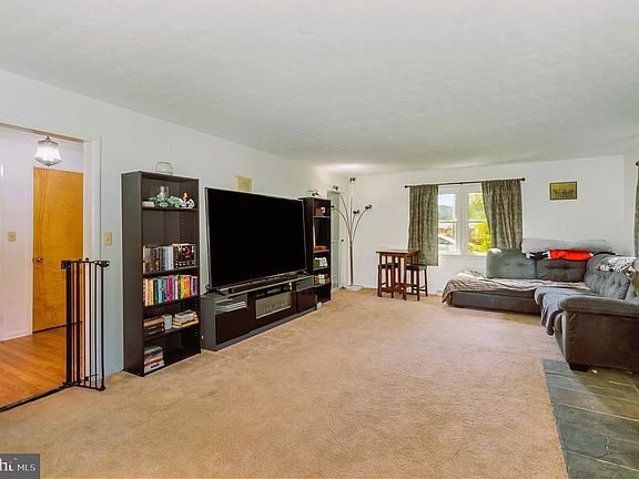 5th image of 28 Belair Dr