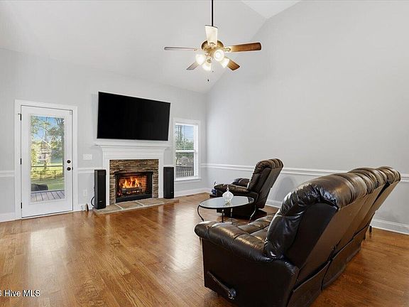 5th image of 306 Willowbrook Drive