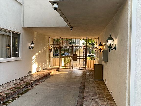 5th image of 18611 Collins St APT E32