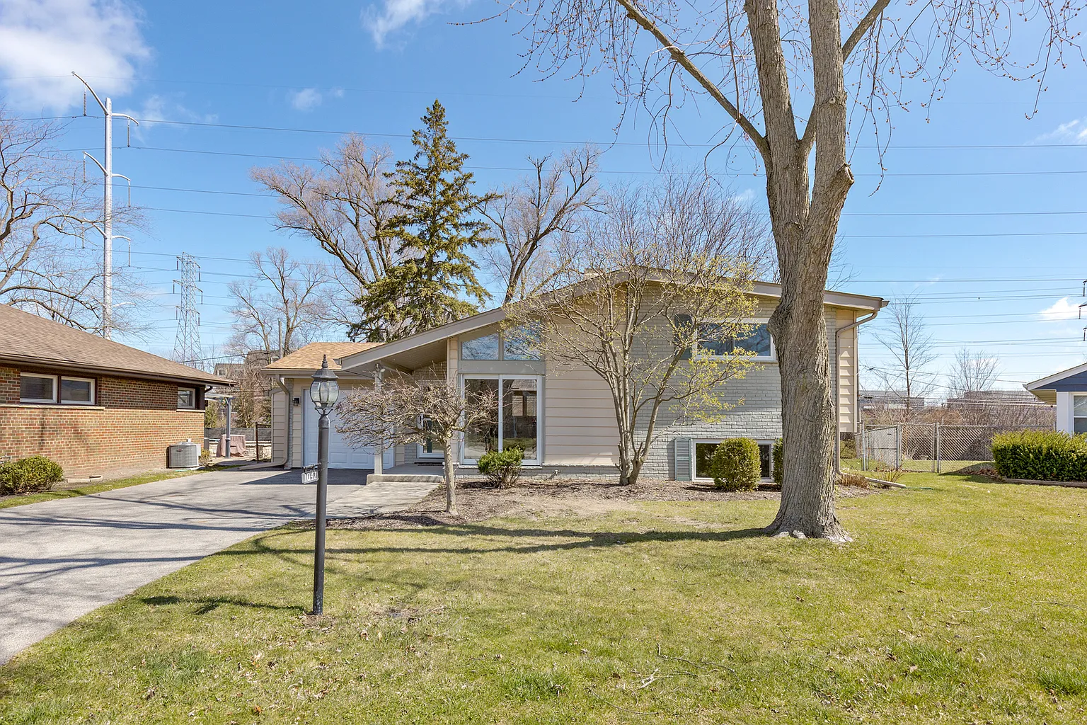 1047 Longaker Rd photo 1