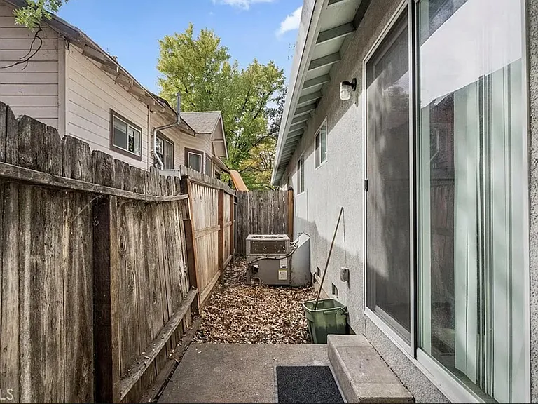 Private side yard