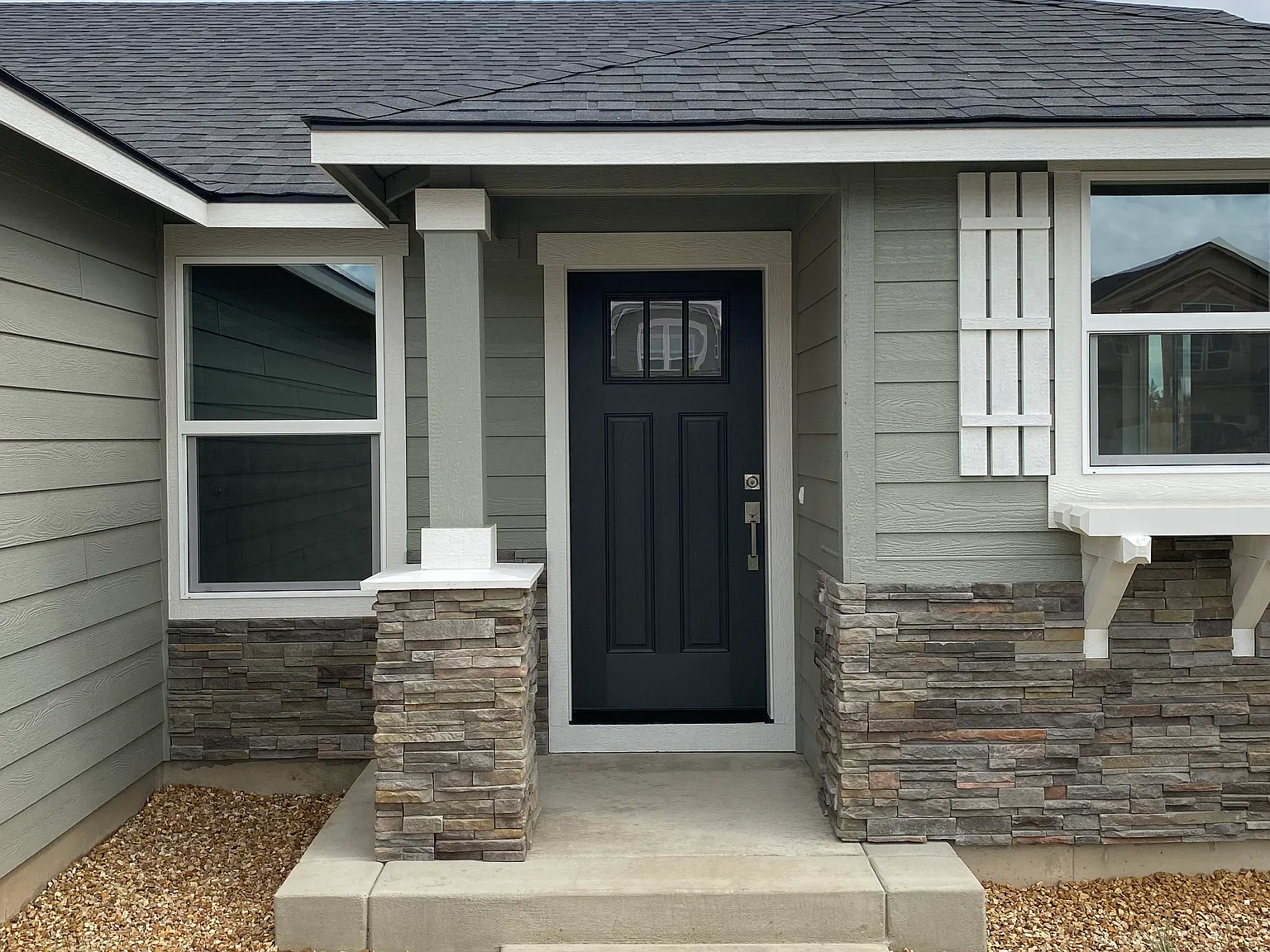 676 NW Xavier Ave — Photo 2