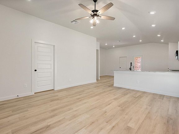 5th image of 2407 Bryan Ave