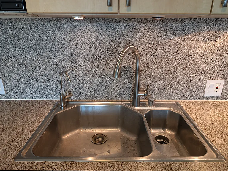 Reverse-osmosis water filter included.