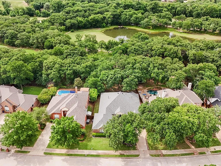 1702 Forest Bend Ln — Photo 31